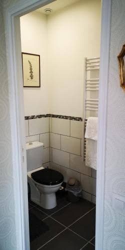 Petite salle d’eau carrelée de blanc et noir