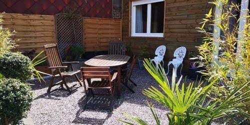 La terrasse de bois et son mobilier de jardin